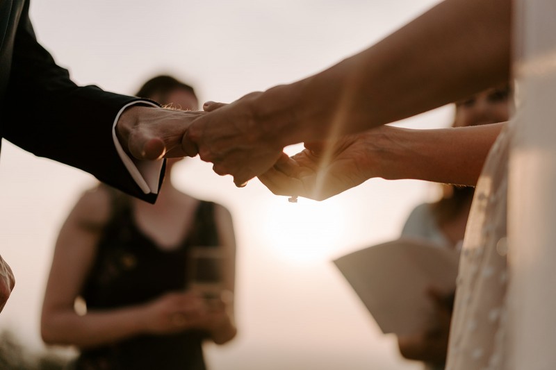 Organiser un mariage en petit comité: 7 astuces de pro pour une célébration réussie!