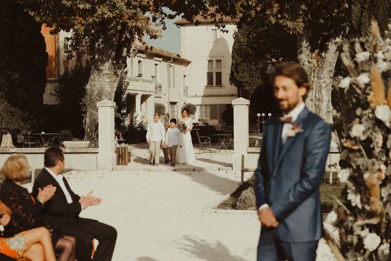 Comment doit débuter une cérémonie laïque?