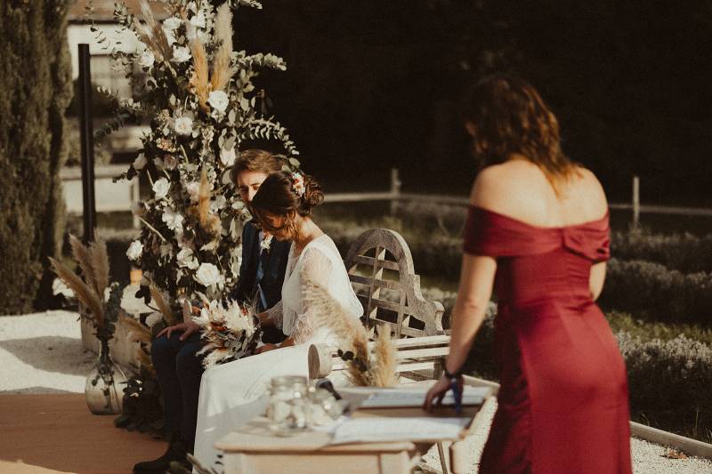 Que doit faire l'officiant au début de la cérémonie laïque?