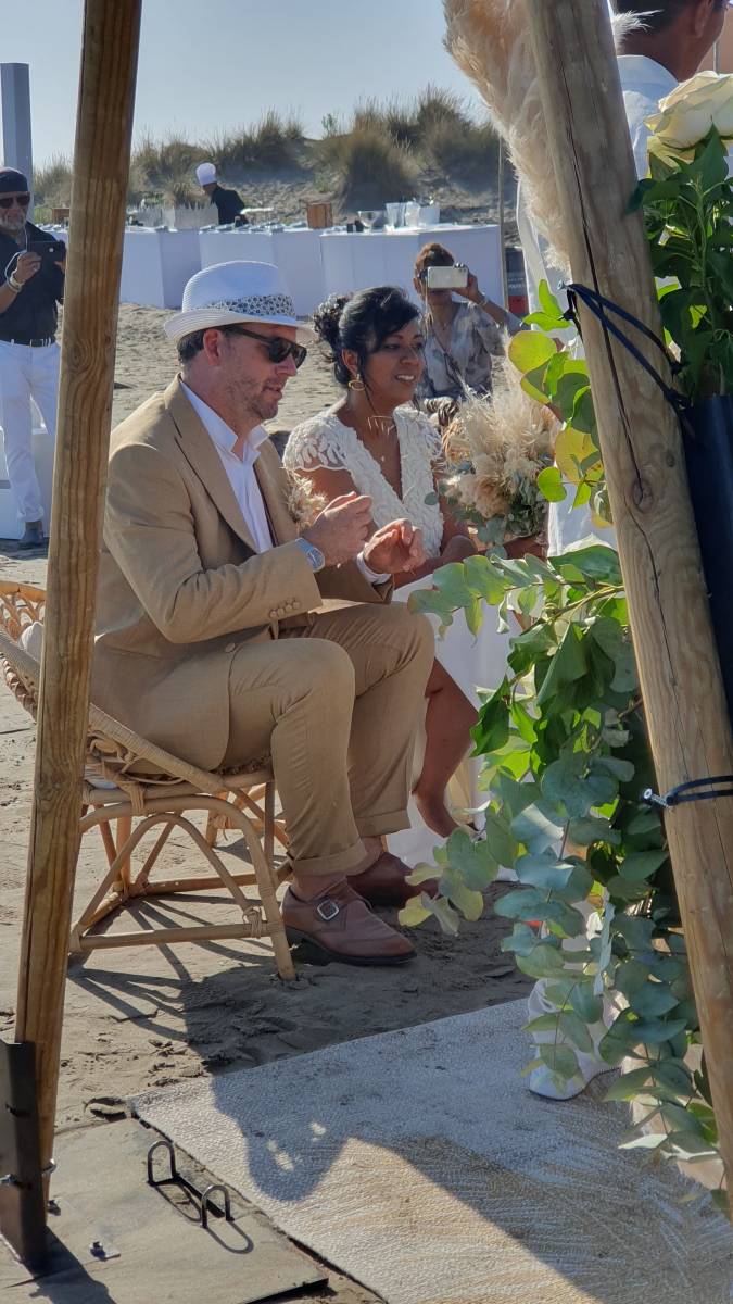 Coaching d'officiant pour une cérémonie laïque sur la plage près d'Arles en Camargue