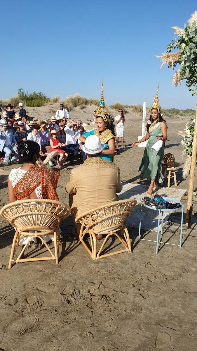Coaching d'officiant pour une cérémonie laïque sur la plage près d'Arles en Camargue