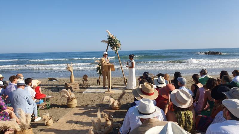 Coaching d'officiant pour une cérémonie laïque sur la plage près d'Arles en Camargue