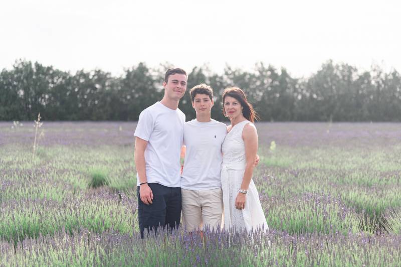 Echanger ses alliances dans un champ de lavandes Luberon