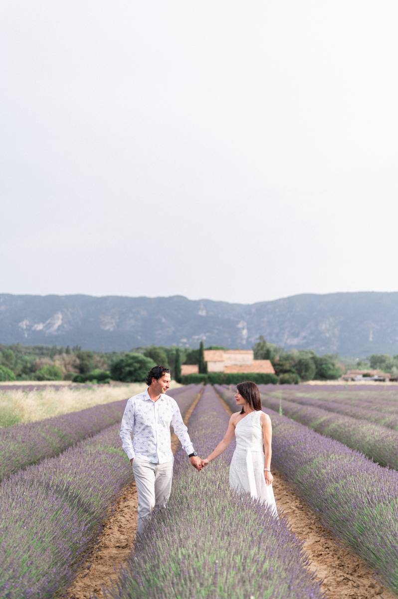 Mariage intime au coeur d'un champ de lavandes