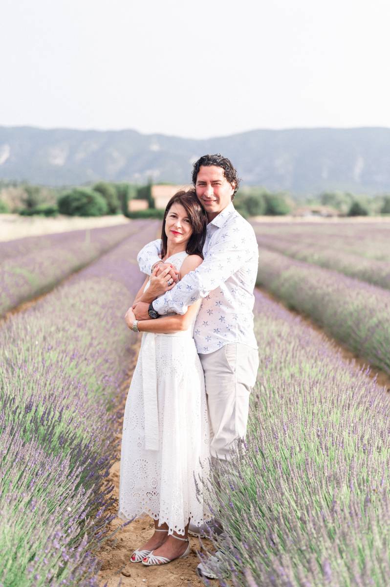 Mariage intime et romantique au coeur des champs de lavande
