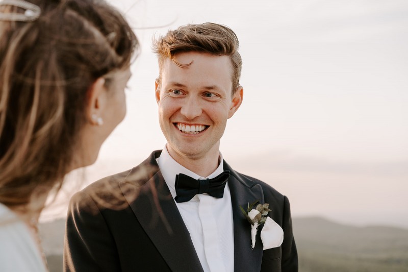 Organiser un mariage en petit comité: 7 astuces de pro pour une célébration réussie!