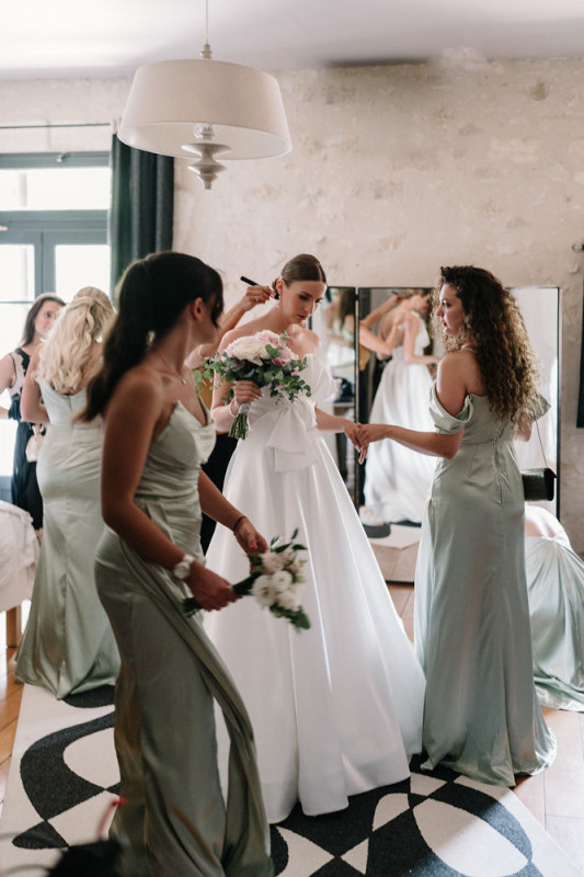 Quel officiant choisir pour une cérémonie laïque bilingue en anglais vers Marseille dans le 13?