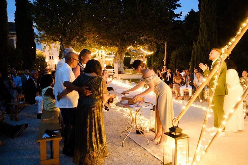 Comment organiser une cérémonie laïque de nuit?