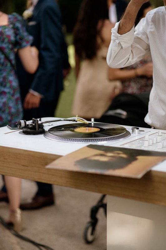 Officiant de cérémonie pour un mariage laïque sur Arles