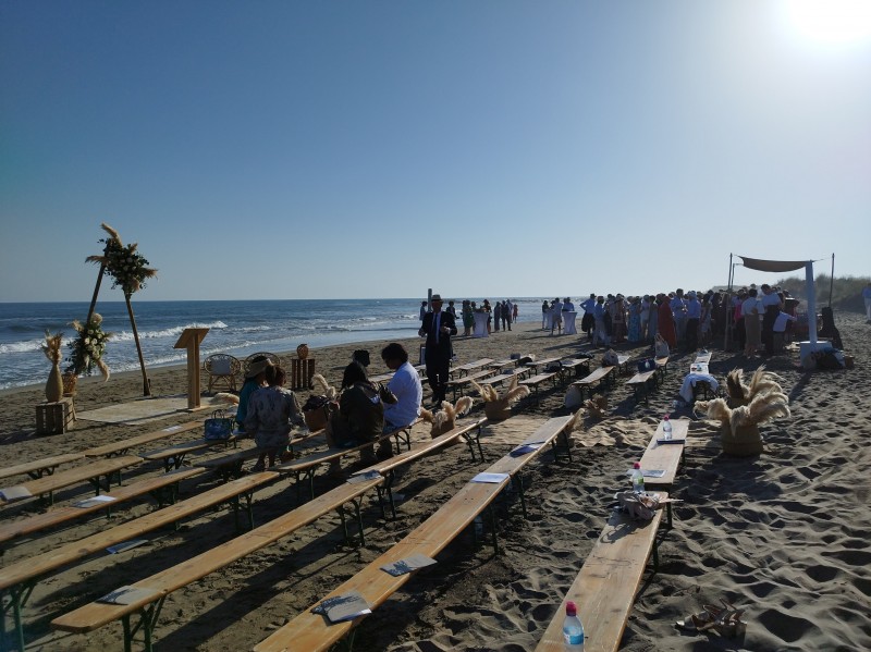 Coaching d'officiant pour une cérémonie laïque sur la plage près d'Arles en Camargue