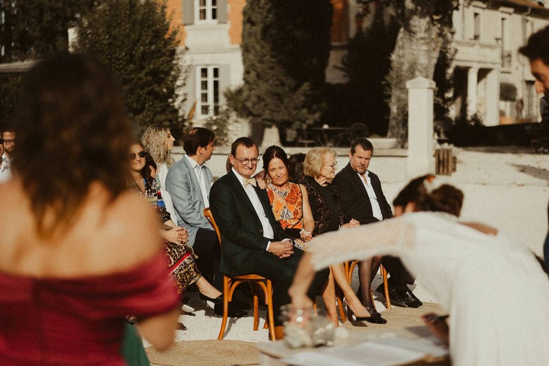 Qui doit parler pendant une cérémonie laïque?