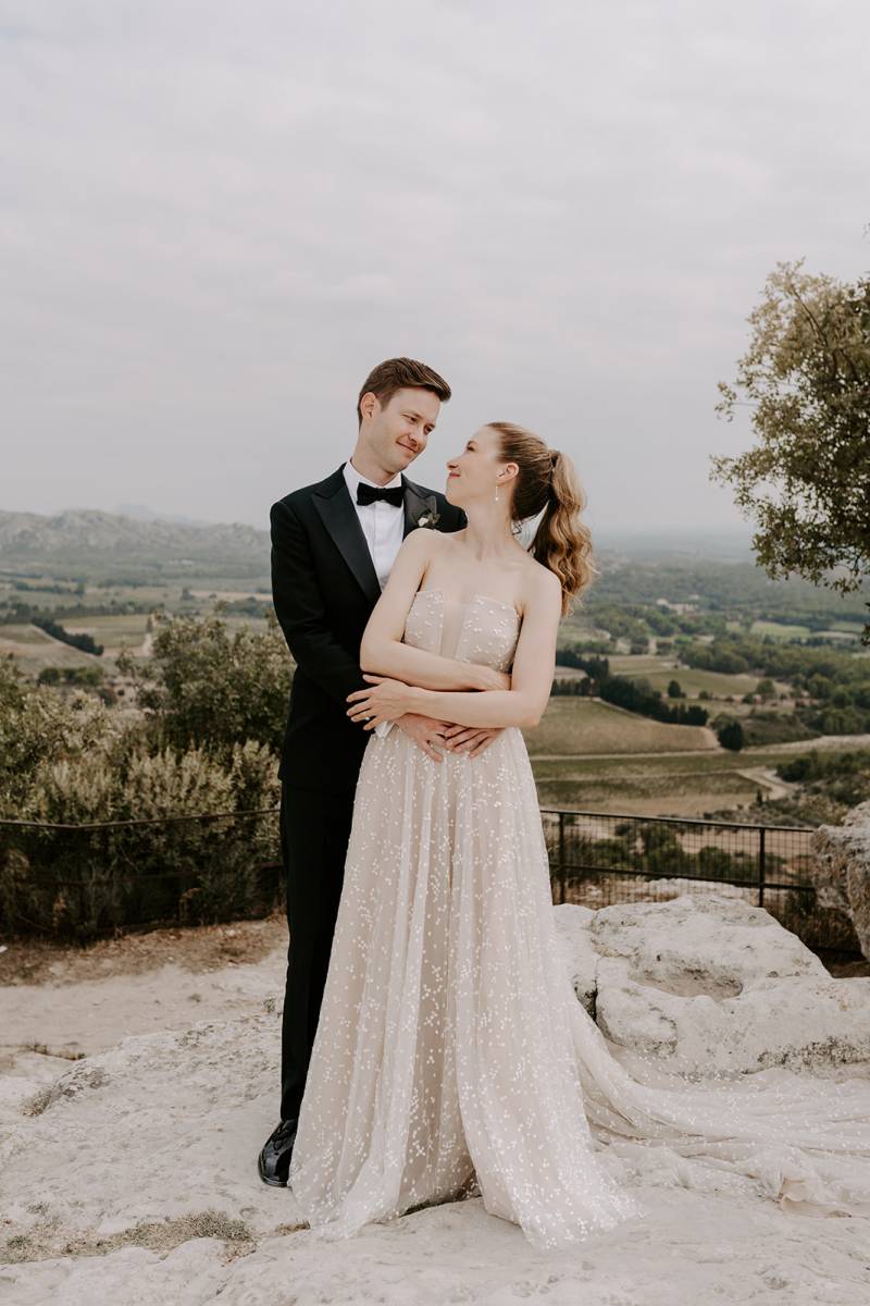 Un elopement aux Baux de Provence: découvrez la cérémonie de mariage intime en Anglais d'Allie & Davis!