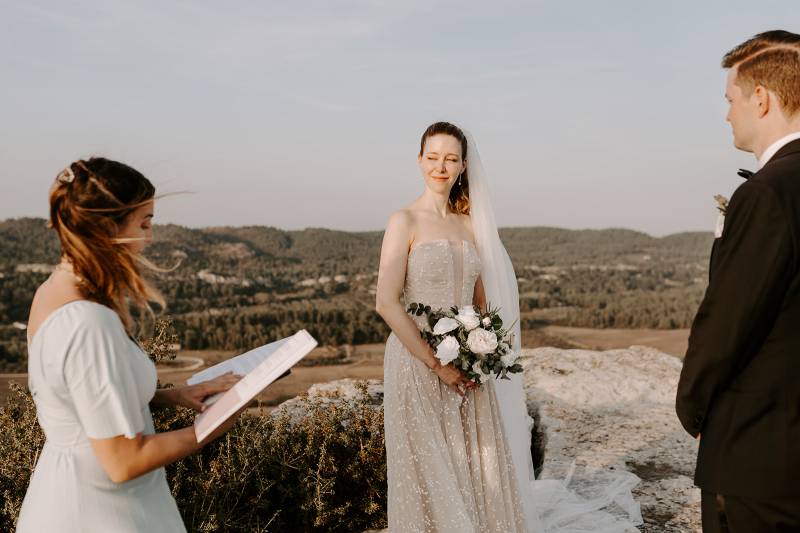 Un elopement aux Baux de Provence: découvrez la cérémonie de mariage intime en Anglais d'Allie & Davis!