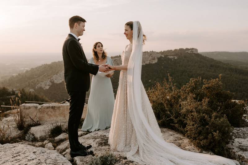 Un elopement aux Baux de Provence: découvrez la cérémonie de mariage intime en Anglais d'Allie & Davis!