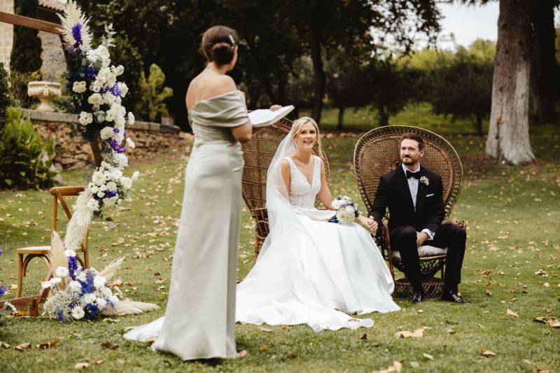 Wedding celebrant near Avignon in Provence (South of France)
