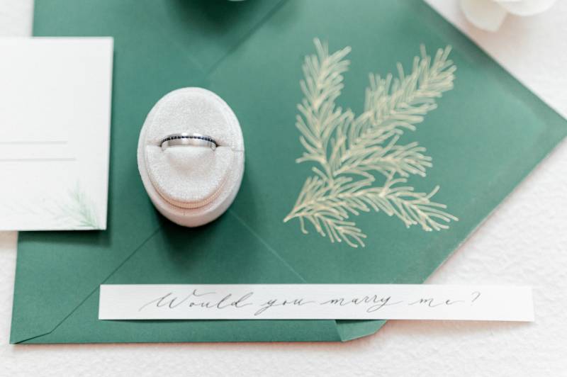 Mariage d'hiver: shooting d'inspiration pour une cérémonie laïque au Château de Taradel (83)