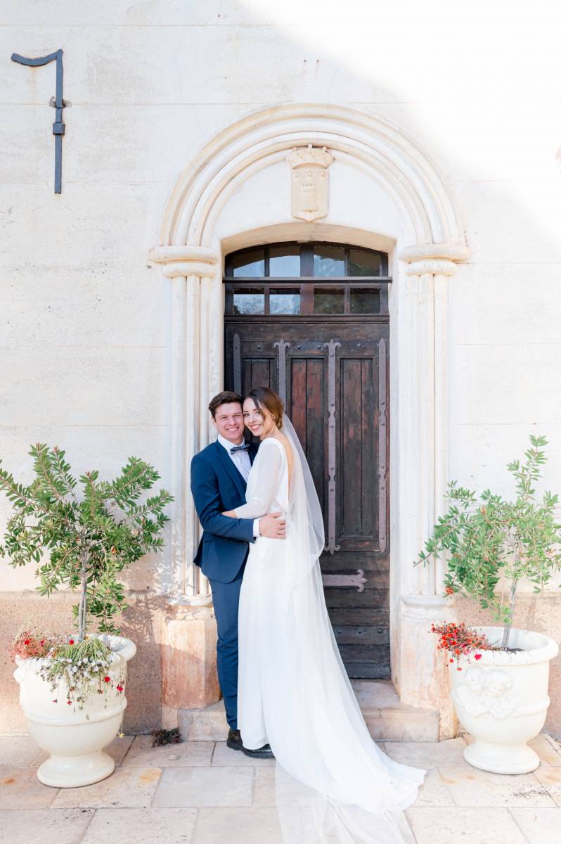 Mariage d'hiver: shooting d'inspiration pour une cérémonie laïque au Château de Taradel (83)