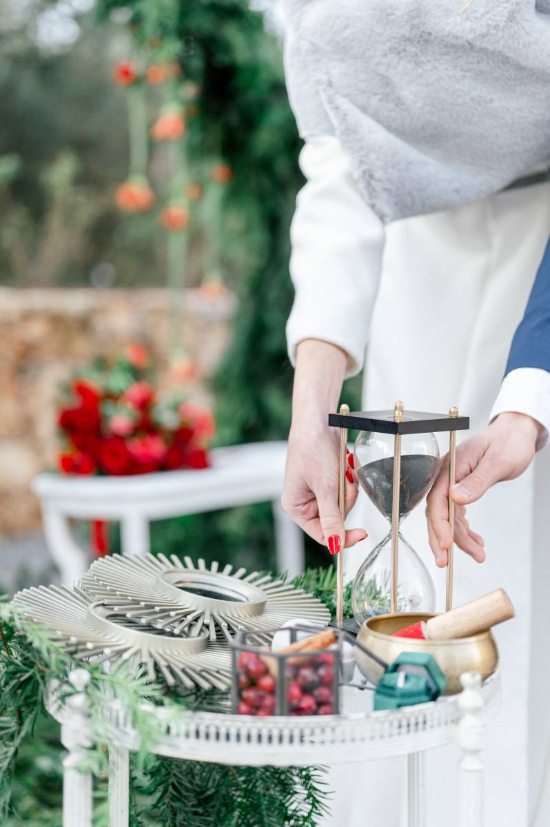 Mariage d'hiver: shooting d'inspiration pour une cérémonie laïque au Château de Taradel (83)