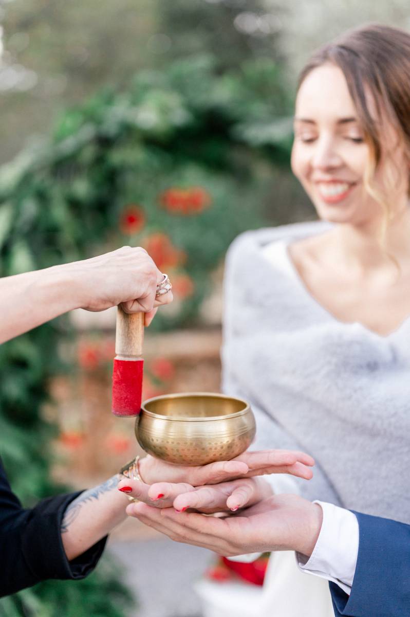 Mariage d'hiver: shooting d'inspiration pour une cérémonie laïque au Château de Taradel (83)