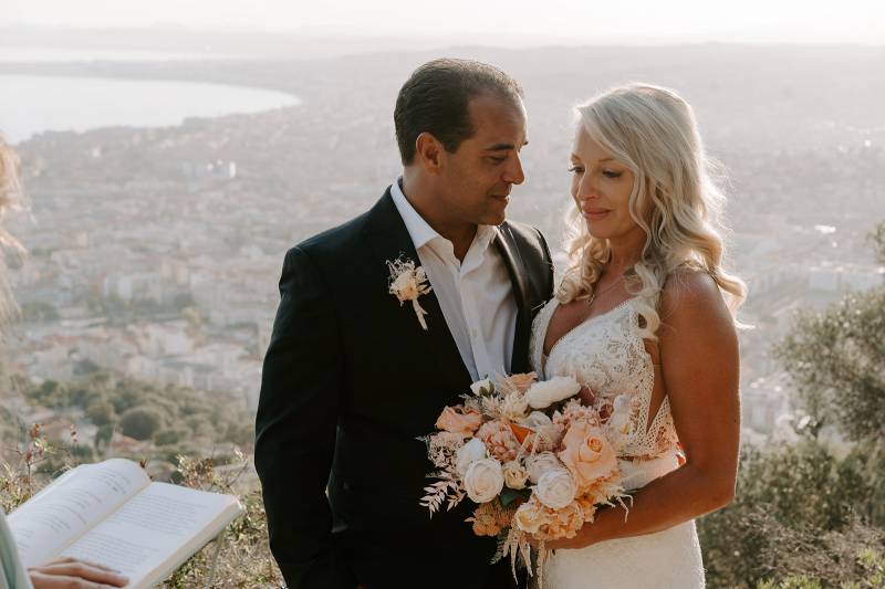 Trouver un officiant pour un petit mariage intime sur Nice