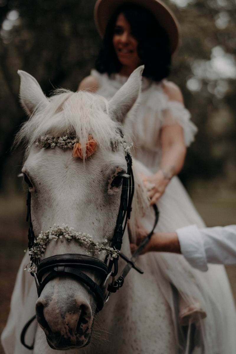 Cérémonie bohème à Uzès (30): la Mariée au Cheval