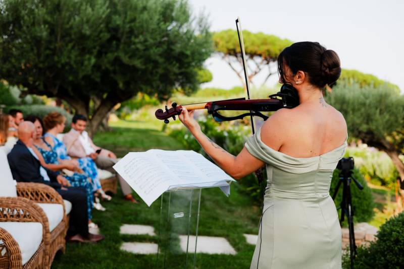 Intimate wedding ceremony in Saint Tropez with celebrant and violinist
