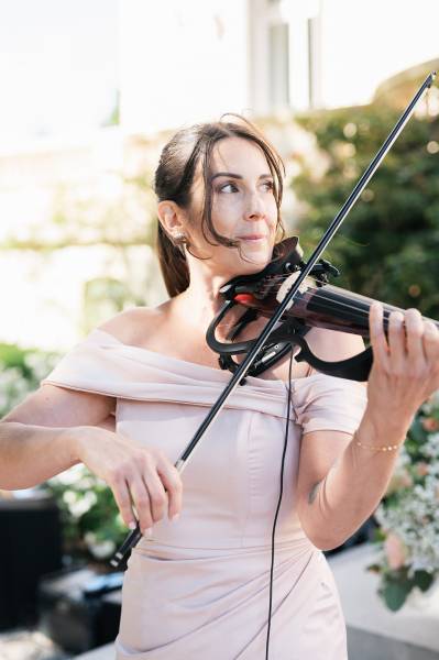 Votre officiante de cérémonie laïque en Provence et violoniste: Entre Nous Wedding