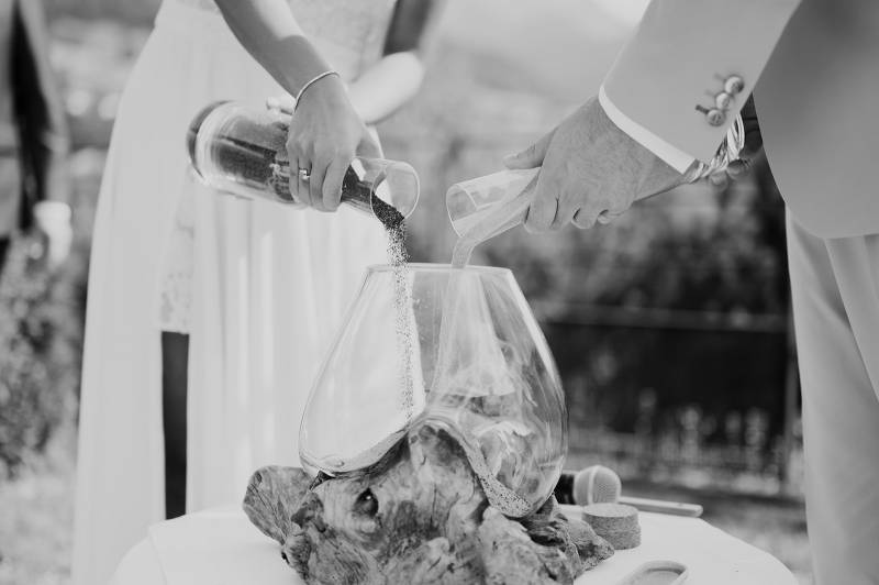 Comment réaliser le rituel du sable pendant une cérémonie laïque?