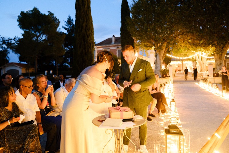 Comment organiser une cérémonie laïque de nuit?