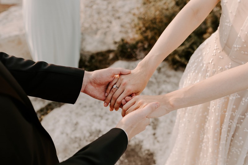 Organiser un mariage en petit comité: 7 astuces de pro pour une célébration réussie!