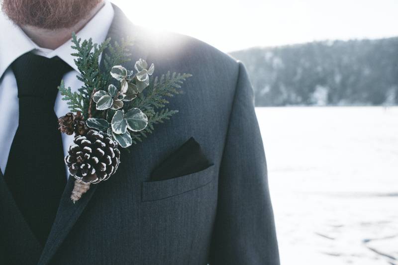Mariage d'hiver intime à la neige avec un officiant