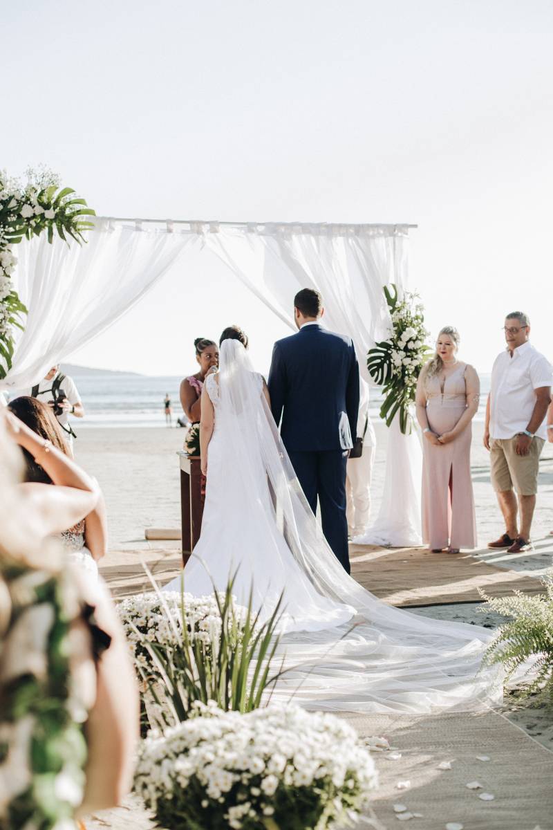 Comment organiser une cérémonie de mariage laïque sur la plage? Les conseils de votre officiante!