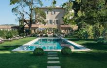 Louer un domaine de mariage de luxe avec piscine chauffée Château d'Estoublon